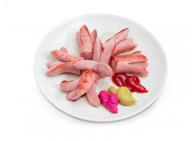 Fried Viyana sosisleri beyaz çanak üzerinde çeşitli soslar ile