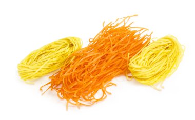 Kırmızı biber ve iki şehriye yuva ile pişmemiş makarna