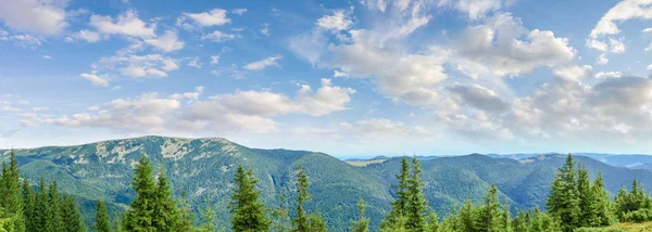 Panorama na pasmo górskie w Karpatach — Zdjęcie stockowe