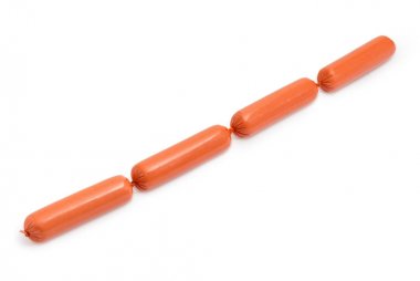 Bohça-in pişmemiş ince uzun sosisler beyaz bir arka plan üzerinde