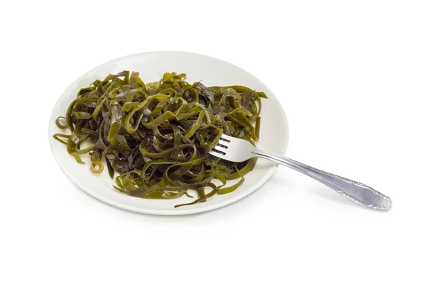 Marinerat sjögräs sallad på vita skålen med gaffel — Stockfoto