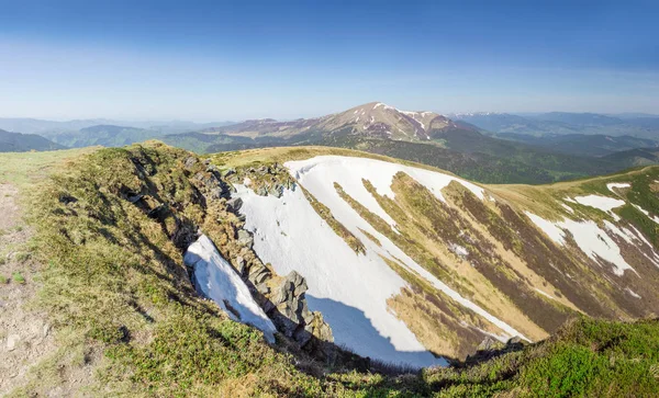 Panorama van de bergen met de resten van de sneeuw in de Karpaten — Stockfoto