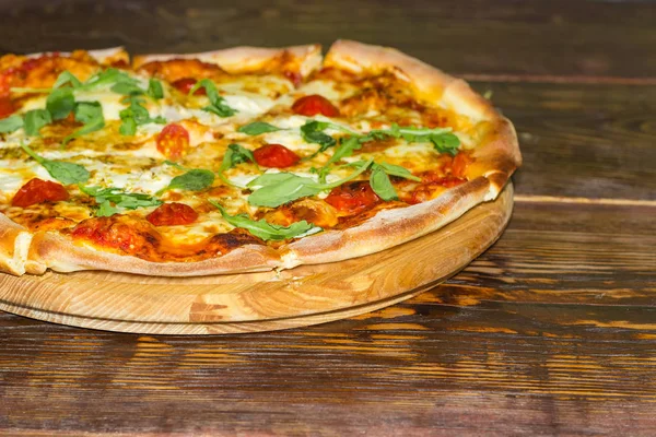 Seçici odak rustik masa üzerinde pişmiş pizza parçası — Stok fotoğraf