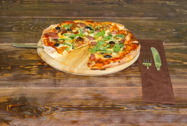 Pizza cozida e talheres na velha mesa rústica — Fotografia de Stock