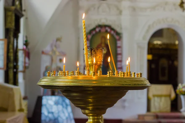 Ljus brinnande i en ljusstake i den ortodoxa kristna kyrkan — Stockfoto