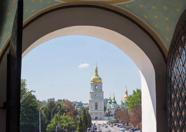 Catedral de Santa Sofía a través de la puerta abierta del monasterio, Kiev, Ucrania — Foto de Stock