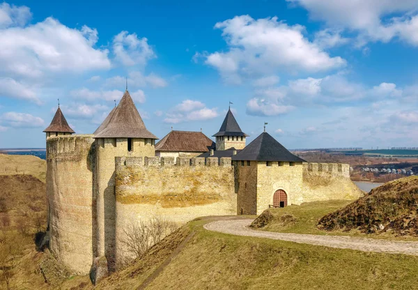 Общий вид Хотинской крепости с главного входа, Украина — стоковое фото