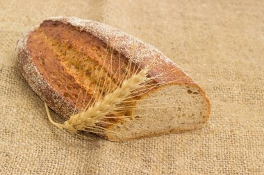 Kahverengi ekmek ve buğday kulak portre üzerinde çul Filiz