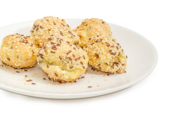 Keten tohumu ve susam tohumu closeup ile kokulu profiterol serpilir