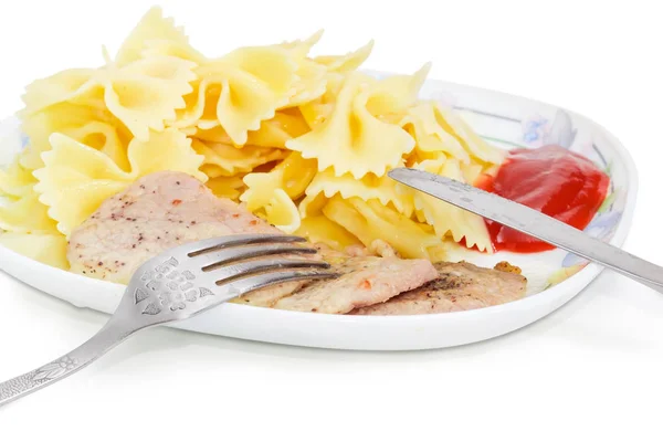 Schab z farfalle makaron, ketchup i sztućce zbliżenie — Zdjęcie stockowe