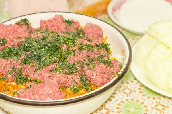 Мясо в большой миске во время приготовления фаршированного блюда — стоковое фото