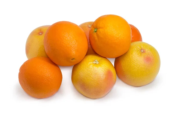 Verschillende rode grapefruits en sinaasappelen op een witte achtergrond — Stockfoto