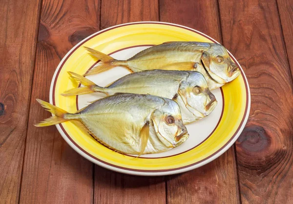Üç çanak koyu ahşap yüzeyi Tarih Atlantik moonfish füme