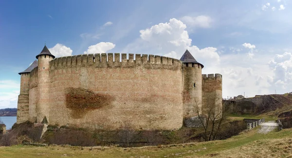 Muralla de la fortaleza occidental y torres de la fortaleza de Khotyn, Ucrania — Foto de Stock