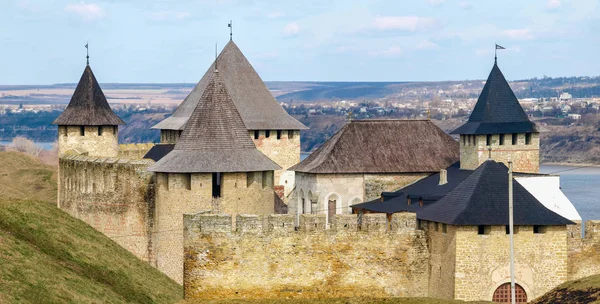Parte superior de la fortaleza de Khotyn entre las colinas primer plano, Ucrania —  Fotos de Stock