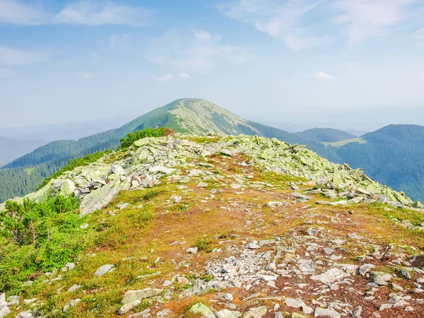 Toppen van de bergketen in de Karpaten — Stockfoto