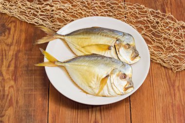 İki çanak rustik bir tablo üzerinde Atlantik moonfish füme