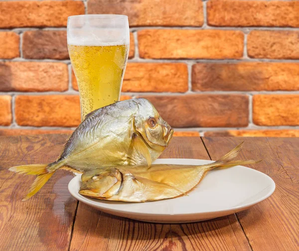 Peixe-lua Atlântico defumado em prato e cerveja na mesa velha — Fotografia de Stock