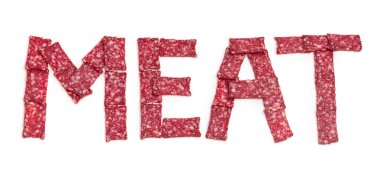 Ortaya konulan kelime et beyaz arka plan üzerinde sosis dilimleri ile