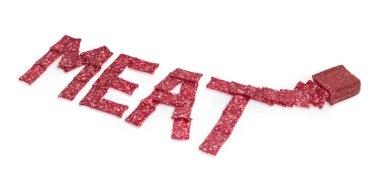 Ortaya konulan kelime et beyaz arka plan üzerinde sosis dilimleri ile