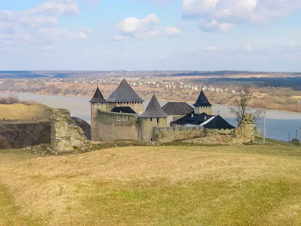 Vista geral da fortaleza de Khotyn contra o rio Dniester, Ucrânia — Fotografia de Stock