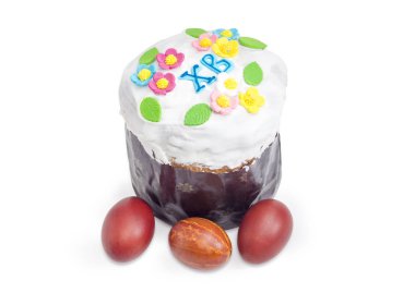 Beyaz arka planda Paskalya pastası ve paskalya yumurtası.