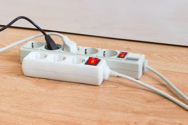 İki farklı güç şeritler ile iki farklı elektrik kabloların bağlı 