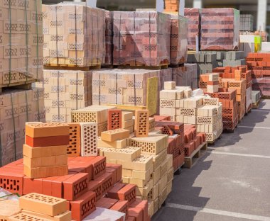 Açık bir ambar palet üzerinde tuğla bina farklı