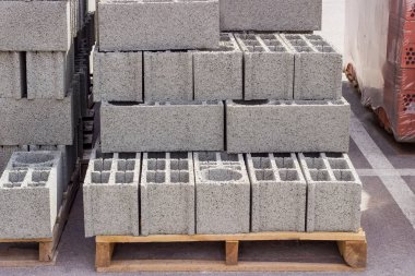 Açık bir ambar Palet üzerindeki delikli beton Kâgir birimler