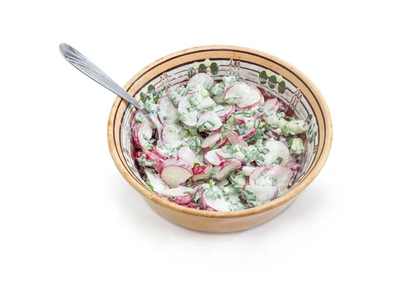 Овощной салат из нарезанной красной редьки и нарезанного зеленого лука — стоковое фото