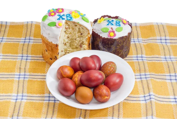 Два пасхальных торта и пасхальные яйца на клетчатой скатерти — стоковое фото