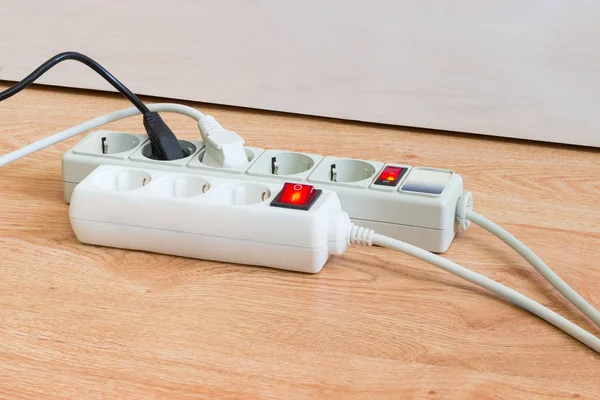 İki farklı güç şeritler ile iki farklı elektrik kabloların bağlı 