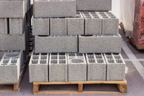 Geperforeerde beton metselwerk eenheden op pallet in een outdoor modellen — Stockfoto