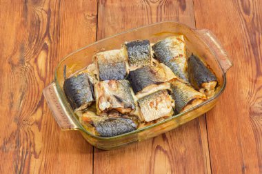 Uskumru eski masada cam güveç tavada pişmiş