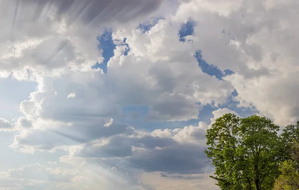 積雲の雲と、雲の後ろからの木漏れ日と空 — ストック写真