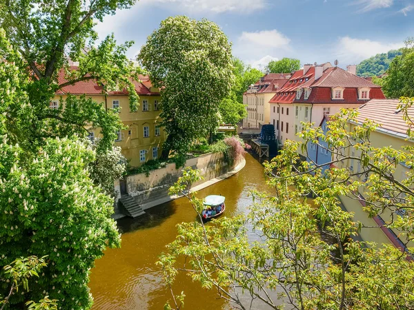 Воду каналу Certovka у Празі у весняних — стокове фото
