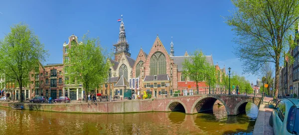 Medieval church Oude Kerk and Oudezijds Voorburgwal channel, Amsterdam — 图库照片