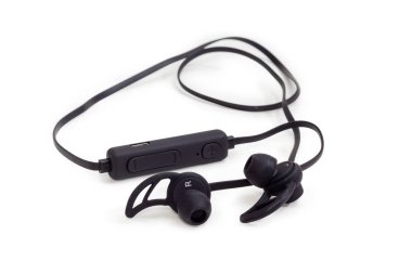 Beyaz bir arka plan üzerinde siyah radyo earphones portre