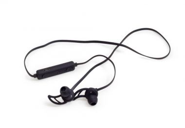 Beyaz bir arka plan üzerinde siyah radyo earphones