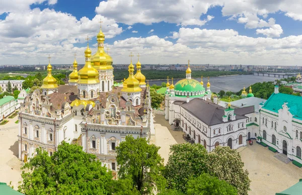 De kathedraal van de veronderstelling en refter kerk van Kiev Pechersk Lavra — Stockfoto