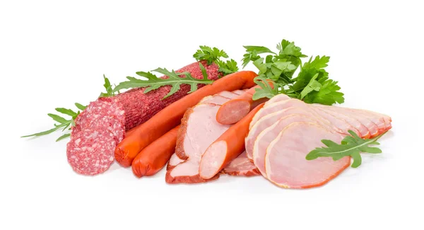 白い背景の上の緑と異なる調理された肉製品 — ストック写真