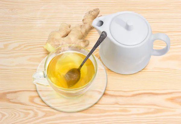 Ginger te i glas cup, färsk ingefära och tekanna — Stockfoto