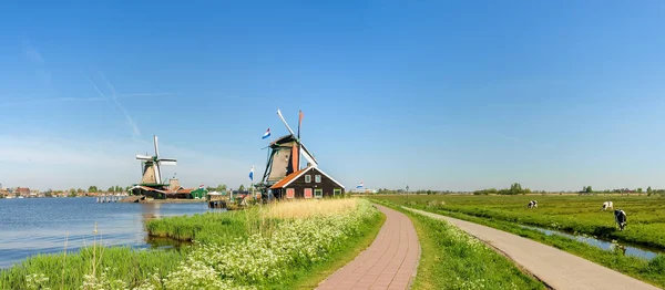 Větrné mlýny v národopisný skanzen Zaanse Schans, Nizozemsko — Stock fotografie