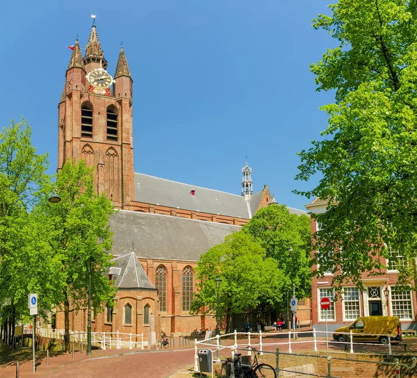 Fachada sur de la iglesia medieval Oude Kerk en Delft, Países Bajos — Foto de Stock