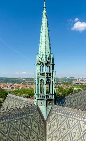 Mała wieża nad dachem St. Vitus Cathedral, Praga — Zdjęcie stockowe