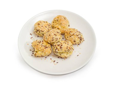 Kokulu profiterol keten ve susam tohumu yemek üzerine serpilir