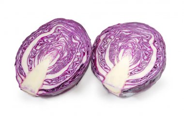 Beyaz zemin üzerine kırmızı lahana iki yarısı