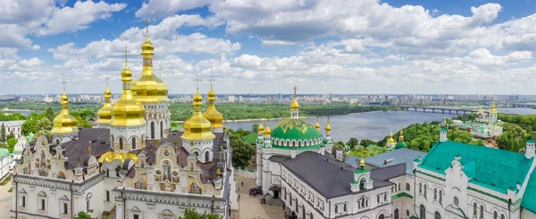 Cúpulas de vários templos de Kiev-Pechersk Lavra, Ucrânia — Fotografia de Stock