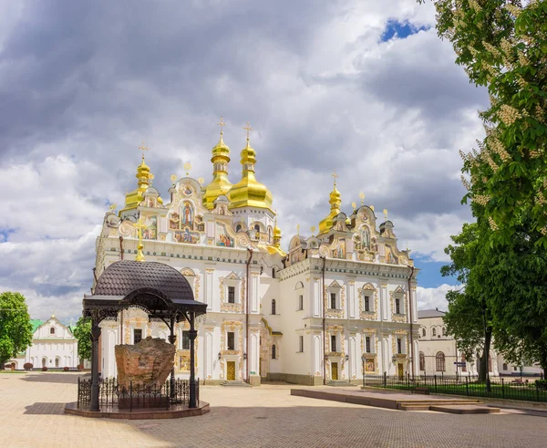 Catedral de la Asunción de Kiev Pechersk Lavra en primavera, Ucrania —  Fotos de Stock