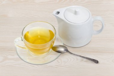 Yeşil çay cam fincan tabağı, çay kaşığı, çaydanlık 